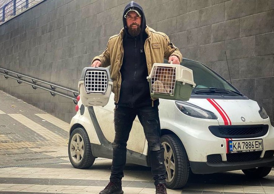Бородатая котомамуля: как актер Алексей Суровцев спасает животных из разрушенного Ирпеня