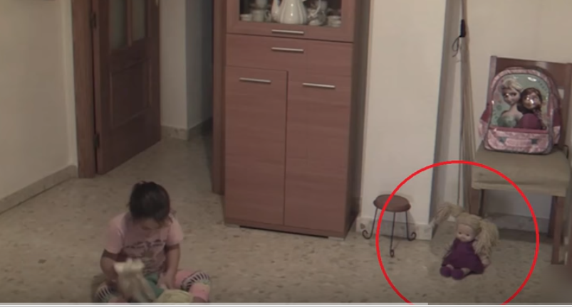 Mutter stellt eine Kamera im Zimmer ihrer Tochter auf und sieht etwas