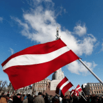 Латвия предлагает не продлевать виды на жительство россиянам и белорусам