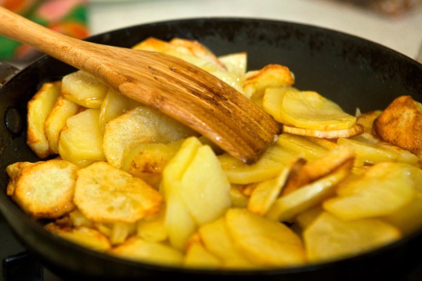 Кога се слага сол в пържените картофи – всяка домакиня трябва да знае това