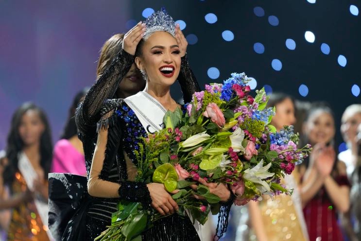 Американка от филипински произход, работеща като моден дизайнер, спечели короната на „Мис Вселена“